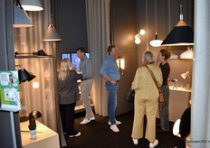 Nordlux toonde zijn nieuwste collecties Deense designverlichting. Ronald Mulder (in het midden), countrymanager Nordlux NL, en Ruben Lankhorst, (key)accountmanager Nordlux NL, hadden veel aanloop.