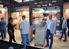 Verkoopleider Jan Doornwaard van Hamat poseert bij de nieuwste pvc-collectie (zowel plak als click) die eind dit jaar op de markt komt.