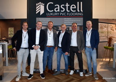 Het verkoopteam van tété Total Flooring, met v.l.n.r. Helmig Harms, Kevin van Maanen, Arie Rikkink, Jochem Harms, Bob van Regteren en Evert Boers, poserend bij de nieuwe collectie Castell.
