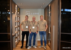 Tom Veerman, Henno Gijzenij en Sam Braan poseren in de inloopkast van Allure Kasten, onderdeel van Deli Home.