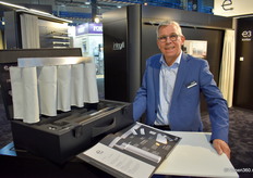 Ed Jansen van Doorn van Interstil Benelux, bekend van de gordijnsystemen, rails en technische oplossingen voor raamdecoratie, toont de nieuwe retailkoffer Interstil Smart Electric.