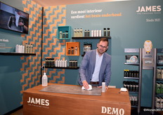 Luuk Vousten van James - bekend om zijn expertise in het onderhouden van vloeren en meubelstoffen -  laat zien wat er zoal mogelijk is met de nieuwe parketreiniger voor geoliede vloeren.