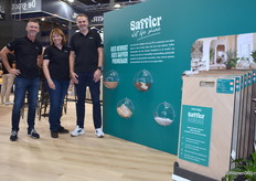 Auke Lindeboom, Evita Huigsloot en Joost Heijnen van INTR. poseren bij de vloerencollectie Saffier, een vloerenconcept dat in de eclectische interieurs van nu past.