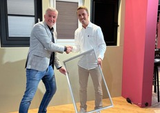 Floris Ensink van B&C Raamdecoratie en Kevin Dolman van KeJe Dronten bezegelen hun samenwerking. Wonen360 publiceerde het nieuws afgelopen vrijdag.