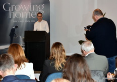 Glenn De Maeseneer, managing director van Meubelbeurs Brussel, spreekt de verzamelde pers toe.