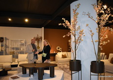 Eric Verheijen van WR-Inspired in gesprek met een klant. Het bedrijf is een samenwerking aangegaan met 108 Company.