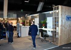 Sara Neyt (midden) van NEYT nv druk aan het schrijven. Het bedrijf toonde baby-, jeugd-, eetkamer- en tweepersoonskamercollectie meubelen gemaakt van melamineplaten.