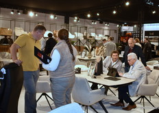 Volop drukte bij Medalounger/Modulax, waar Hans Vandendriessche (rechts) beelden toont van de nieuwste collectie.