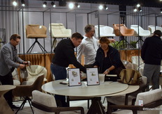 Ook Bram Vandendriessche (midden met blauwe blouse), Head of Design bij Modulax, kwam af en toe handen te kort.