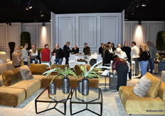 Gerlin NV trok traditiegetrouw de nodige aandacht. Het bedrijf heeft een uitgesproken, modulaire stijl met organische vormen die uiteenlopende opstellingen mogelijk maken.