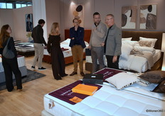 Brain Jansen (tweede van rechts) van Luxury Bedding Company in gesprek met bezoekers.
