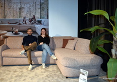 Thomas Dujardin en Adriana Bianchin van de RC Furniture Group (voorheen Recor Group), zittend op sofabed de Vario, het nieuwste model binnen de Premium Comfort-collectie.