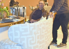 Ontwerper Hayati (zittend) met broer Hasan Uzun van H.E. Design B.V. poserend op een van de nieuwste banken.