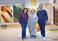 Dochter Anju Mehta, oprichtster Neena Datta en zoon Neal Mehta van Daatti Home Collection had de nieuwste collectie tapijten meegebracht.