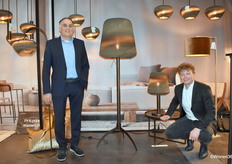 Directeur William Joosten (links) van lampenproducent Masterlight met Bob Beumers, poserend bij een nieuwe lampencollectie gemaakt van karton, bedacht in samenwerking met de brand think paper.
