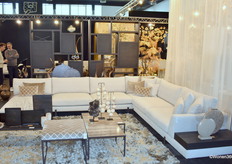 René Brouwer (rechts) van RB Collection in gesprek met een bezoeker.