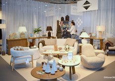 Jacques Flamant van JF The Reborn Home in gesprek met een bezoekster