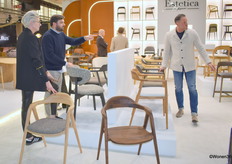 Carla en Marco Barbuio (rechts) van BXB Interior Collections vertegenwoordigen de houten stoelen van Estetica Home.