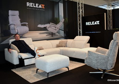 Bas Janssens van Releazz had niet alleen relaxfauteuils meegebracht, maar ook een nieuwe modulaire bank met relaxfunctie.