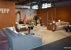 Lindy Lenting (links) van PEPP Interiors. Wat begon als een ambitieus idee is in 2,5 jaar uitgegroeid tot een meubellabel met zo'n 100 verkooppunten door heel Nederland.