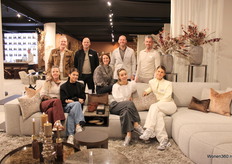 V.l.n.r. Marco, Marc, Jeffrey, Peter, Colette, Eva, Alies, Lynn, Demi-Claire op de Carrara bank van Eight Furniture.
