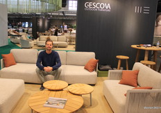 Thomas Gesquire met de Melbova set op de Gescova Outdoor Furniture stand.