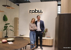 De stand van Robu. met Charlotte Vanden Berghe en Michaël Deslypere.
