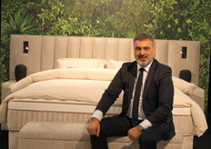 Umit Coban op het Penelope bed van ABC Bedding.