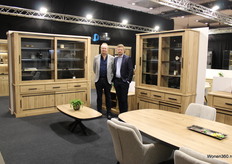 Zaakvoerder Jan Dullaert met zoon Jan Dullaert van Dullaert Furniture bij de Kurt set.