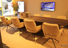 De Siro tafel is een echte eyecatcher op Meubelbeurs Brussel.