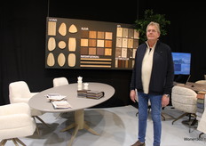 Directeur Nico Satter van Koopmans Meubelen bij het keuzepalet en de ovale HPL tafel.