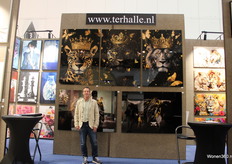 Marcel ter Halle bij zijn kleurrijke stand van Ter Halle.