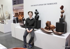 Robin Jacobs van DV Design staat op de beurs met zelfontworpen, natuurlijke vormen die zijn afgewerkt met bladzilver.