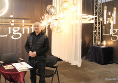 Eigenaar David Lam van Light Trend staat met een zeer lichte stand in Brussel.