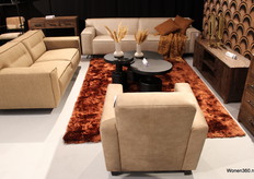 WW Furniture is te vinden in de vertrouwde hoek op Brussel, met een brede L-vormige stand en veel verschillende meubels.