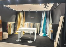 De kleurrijke stand van Travelmo met sterke buitenstoffen.