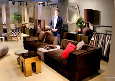 Martijn presenteert de Manu element sofa.