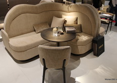 Bij Castle Line is de zitbank op maat met bronze bistrotafel en siro stoel beschikbaar.