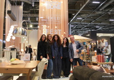 V.l.n.r. Romy, Roos, Nienke, Lisa en Oscar vertegenwoordigen de merken van Zuiver Interior Group.