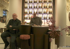 Vader Eric en zoon Sven Verheijen staan in de stand van hun bedrijf WR-inspired met de nieuwe collectie marmeren meubels.