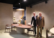 De Tamago-tafel weegt maar liefst 80 kg. EU manager Anthony en ontwerper Toon poseren bij de zware tafel van Tooon.