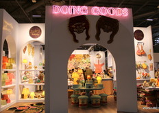 Doing Goods valt op door de neonlichten en kleurrijke producten.