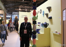 Tom bij zijn ontwerp, de keramische "Kralenpaal", op de stand van Cor Unum.