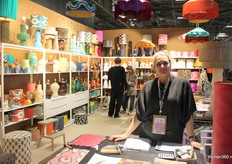 Hilda van Hall poseert (rechts) en Else Schaap helpt een bezoeker met de nieuwe collectie lampen van Madame Garage.