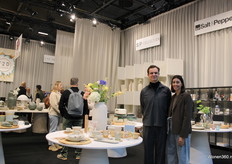 Jeroen Van den Heuvel en Hannah Verboven presenteren de Salt & Pepper-collectie op de Fine Dining & Living-stand.