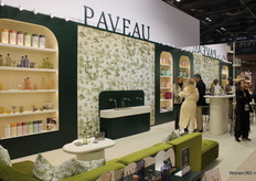 Isabelle de Pauw, eigenaresse, helpt bezoekers met de Swirl-collectie.