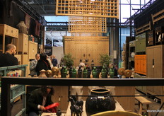 De stand van Pagoda is kleurrijk en elk meubel is uniek.