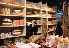 Marie Louise Dollen helpt bezoekers in de eigen, kleurrijke stand van ML Fabrics.