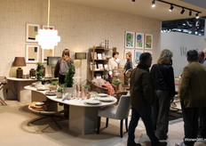 De stand van JF The Reborn Home is druk bezocht.