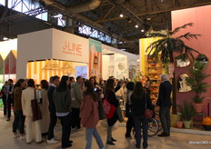 Een grote groep mensen in de rij voor koffie bij J-Line.